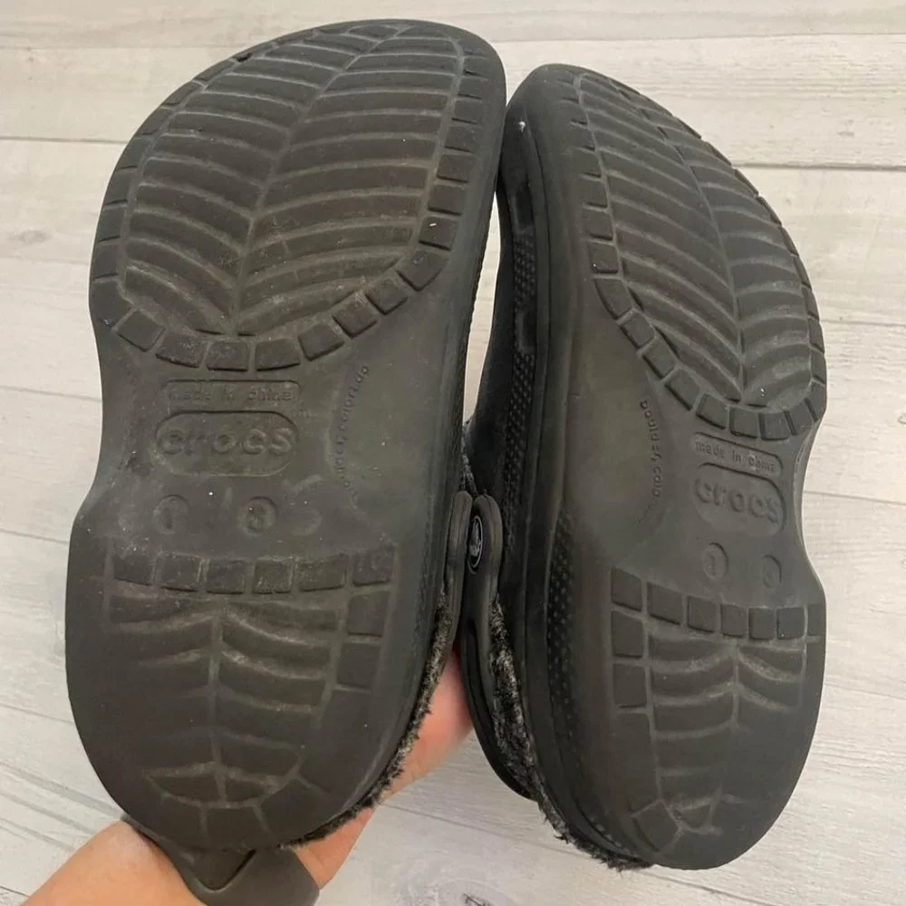Crocs black fuzz lined juniors‎ 1/3